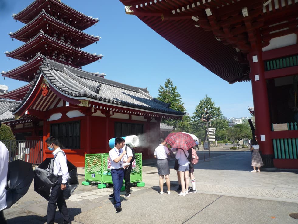 熱中症対策として浅草寺宝蔵門周辺を冷やしているモイスチャーミストに喜んでいる学生たち