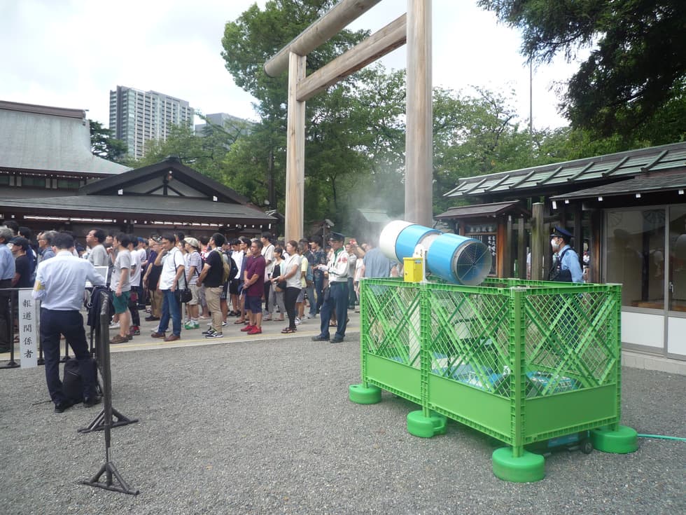 靖国神社拝殿周辺を冷やしているモイスチャーミスト