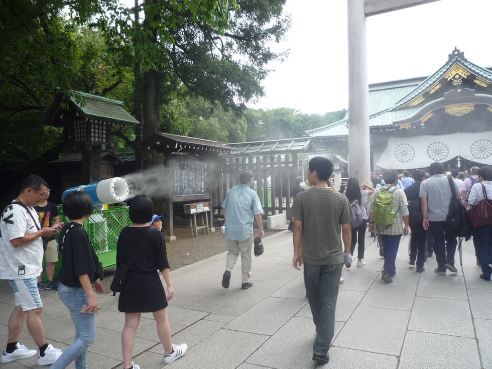 熱中症対策として靖国神社の拝殿周辺を冷却しているモイスチャーミスト