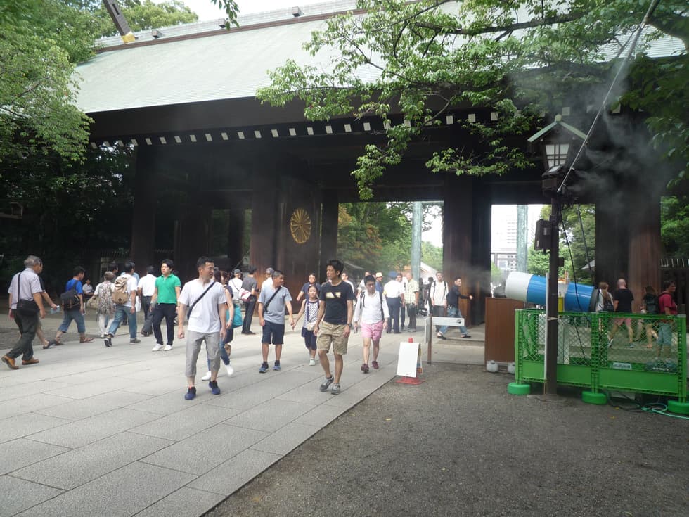 熱中症対策として靖國神社の拝殿周辺を涼しくしているモイスチャーミスト